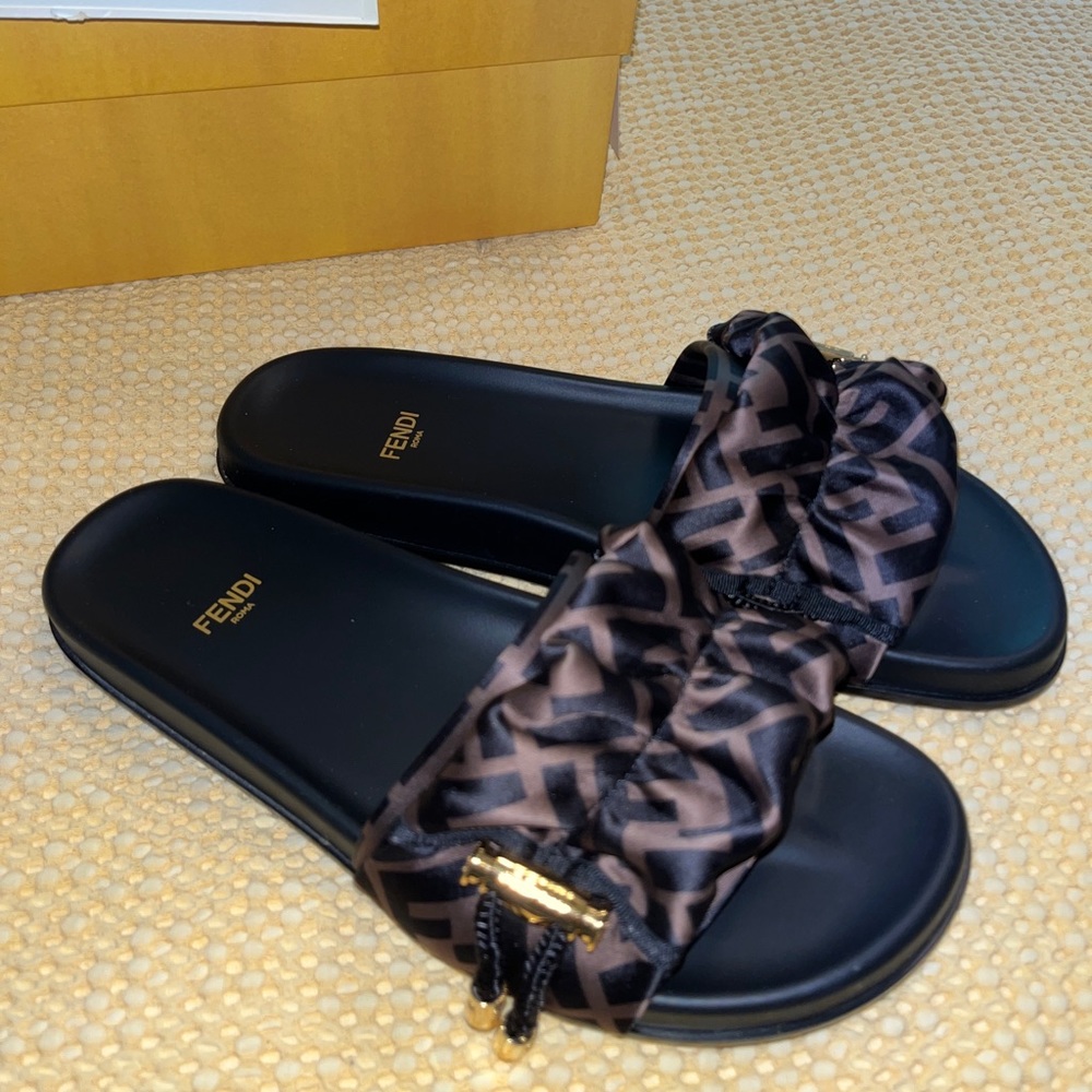 FENDI FF VERTIGO ILLUSION FEEL LOGO SATIN SLIDES 37.5 7.5 US.